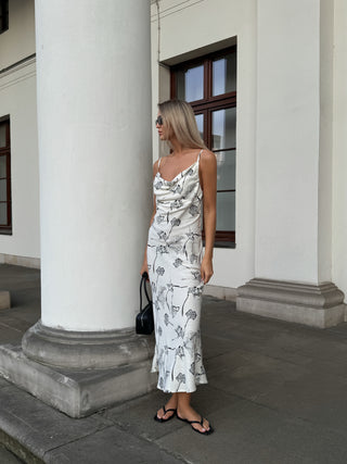 Elegancka sukienka Mika w delikatny wzór kremowa