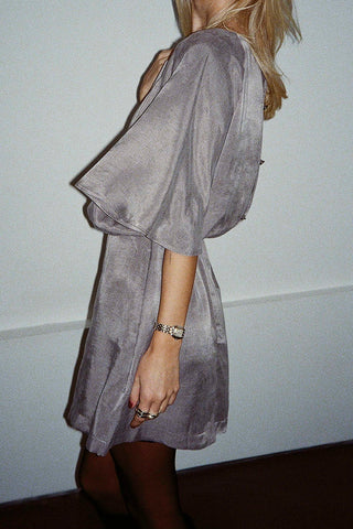 Mini sukienka z motylkowym rękawem i gumką w talii Maissa jasny szary